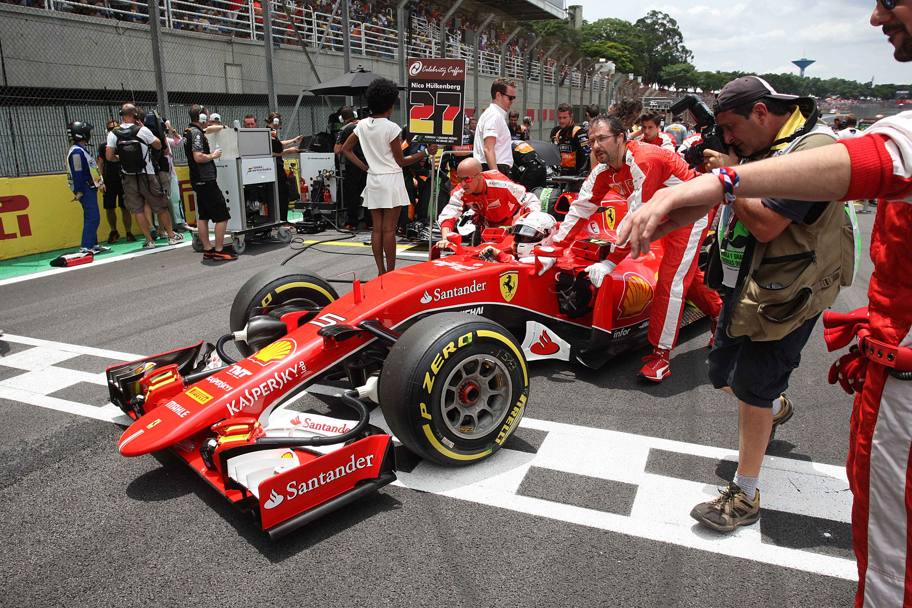 Vettel si schiera con la sua Ferrari. Lapresse 